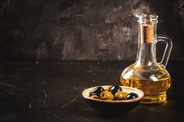 Aceite de oliva dorado con aceitunas — Foto de Stock