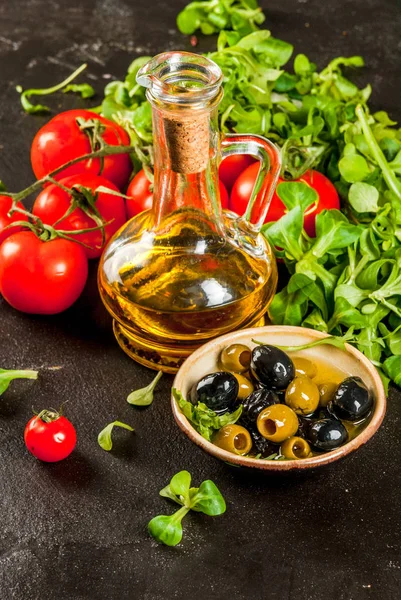 Aceite de oliva, hojas de lechuga, tomates . — Foto de Stock