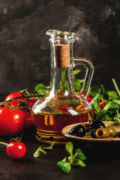 Aceite de oliva, hojas de lechuga, tomates . — Foto de Stock