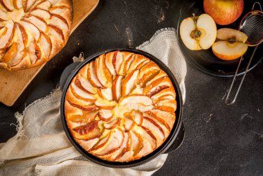 Elmalı turta bir alakart dökme demir tavada