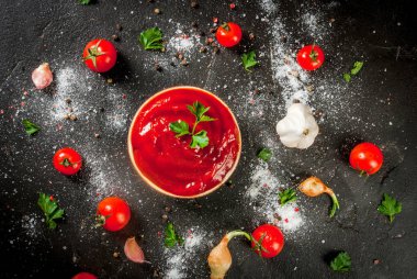 Domates sosu veya ketçap malzemelerle