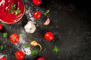 Domates sosu veya ketçap malzemelerle