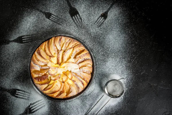 Egy felosztott öntöttvas serpenyőben almás pite — Stock Fotó