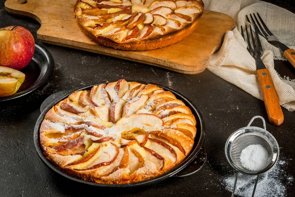 Яблучний пиріг у порційній чавунній сковороді — стокове фото