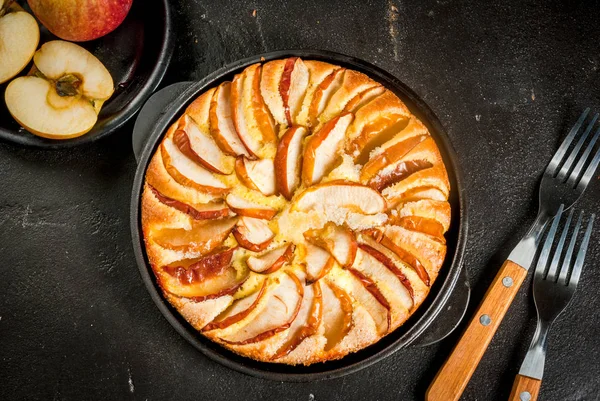 Яблучний пиріг у порційній чавунній сковороді — стокове фото