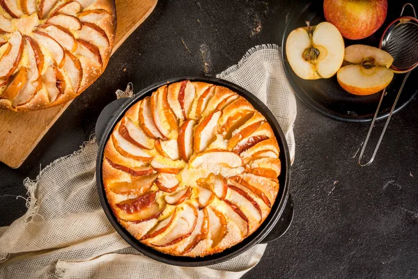 Tarta de manzana en una sartén de hierro fundido por porciones —  Fotos de Stock