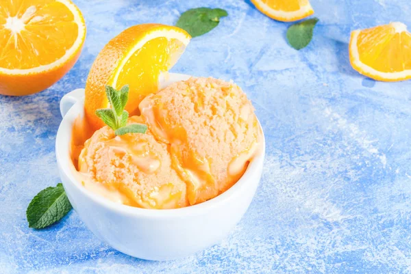 Oranje sorbet met munt — Stockfoto