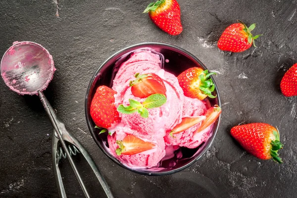 ไอศกรีมสตรอเบอร์รี่สีชมพู — ภาพถ่ายสต็อก