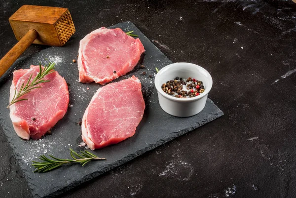 Verse rauwe varkensvlees, steaks — Stockfoto