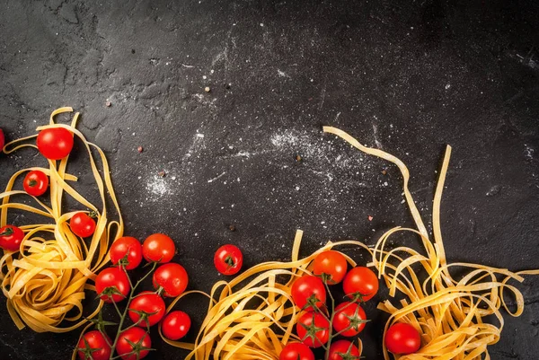 Pastas frescas crudas con tomates — Foto de Stock