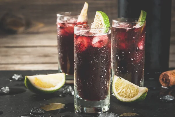 Traditionele Spaanse alcoholische cocktail, Calimocho — Stockfoto