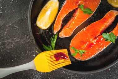 Somon ızgara biftek için hazır