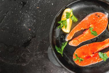 Somon ızgara biftek için hazır