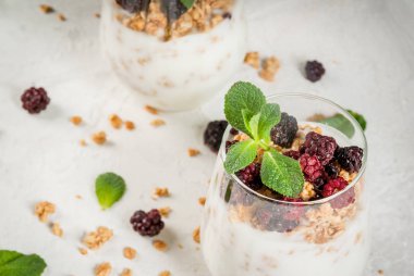Granola ve berry ile sağlıklı kahvaltı