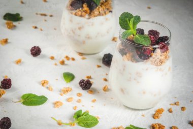 Granola ve berry ile sağlıklı kahvaltı