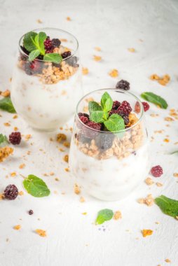 Granola ve berry ile sağlıklı kahvaltı