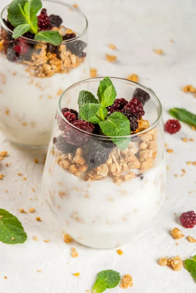 Granola ve berry ile sağlıklı kahvaltı