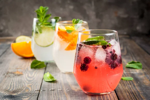 Urval av tre sorters gin tonic — Stockfoto