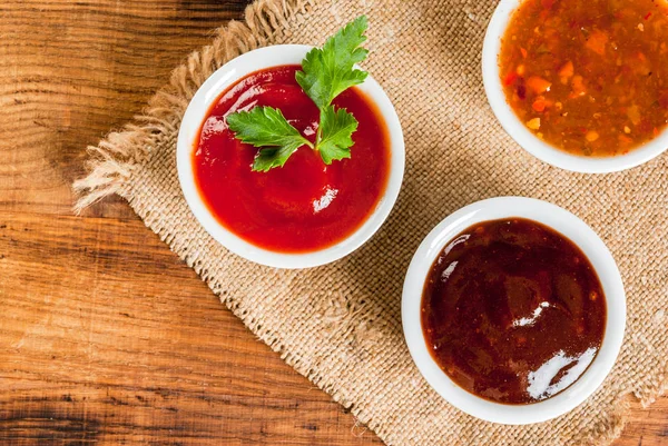 Üç çeşit kırmızı domates sosu — Stok fotoğraf