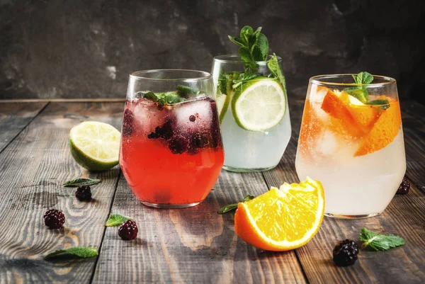 Urval av tre sorters gin tonic — Stockfoto
