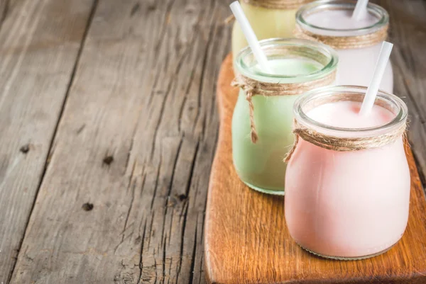 Frascos pequeños con batido o batido — Foto de Stock