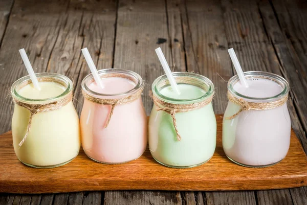 Frascos pequeños con batido o batido — Foto de Stock