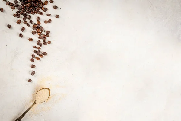 Café e açúcar na mesa branca — Fotografia de Stock