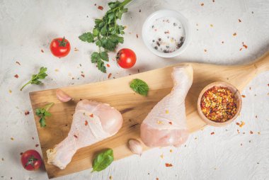 Çiğ tavuk bacağı.