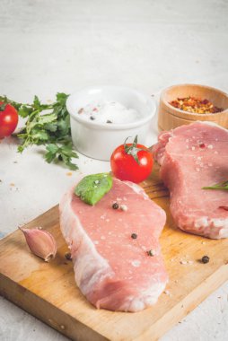 Çiğ domuz eti, biftek, pirzola.