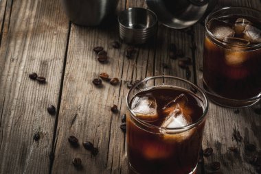 Siyah Rus votka ve kahve likörü ile kokteyl