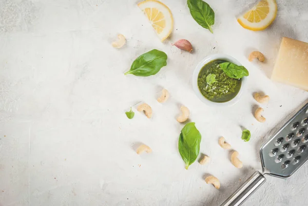 Pesto con ingredientes en una mesa blanca —  Fotos de Stock