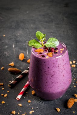 Berry smoothies granola ile