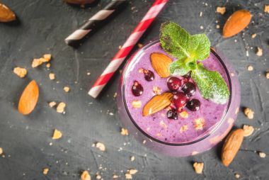 Berry smoothies granola ile