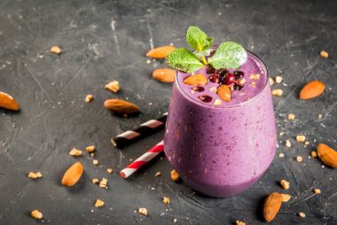 Berry smoothies granola ile