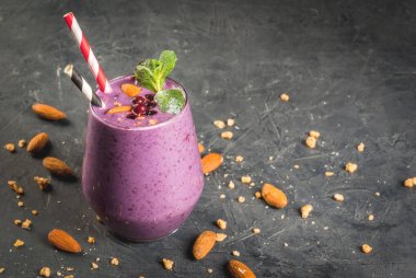 Berry smoothies granola ile