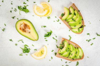 Avokado, limon ve Yeşiller ile sandviç