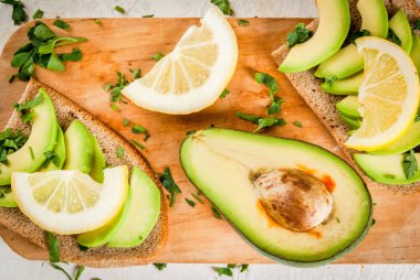 Avokado, limon ve Yeşiller ile sandviç