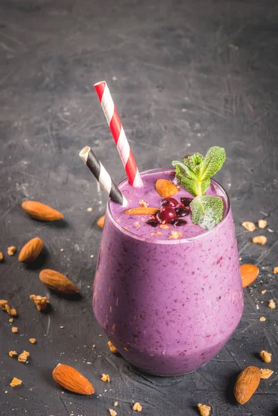 Berry smoothies granola ile