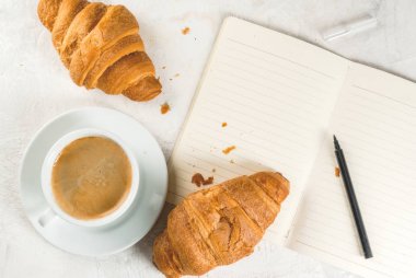 Kahve, kruvasan ve not defteri
