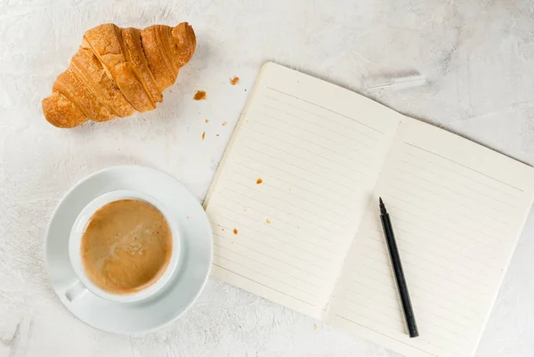 Café, croissants y bloc de notas — Foto de Stock