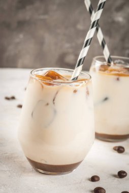 Buzlu kahve karamel ile
