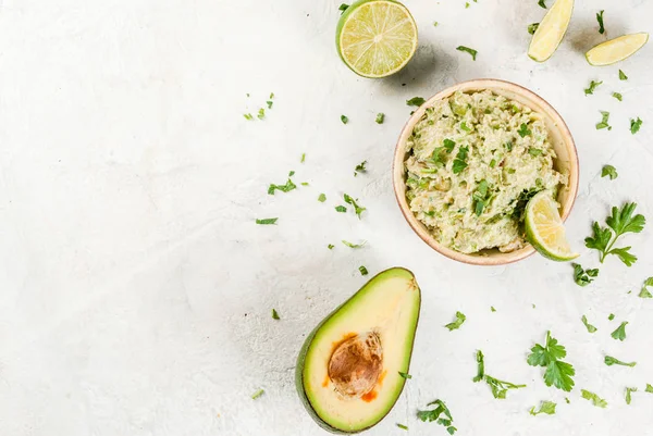 Guacamole casero en tazón — Foto de Stock