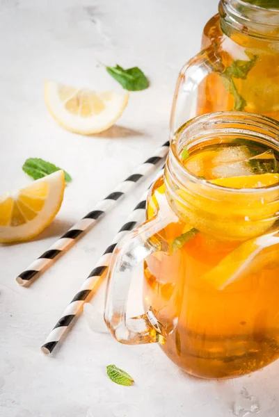 Gekühlter Sommertee mit Minze und Zitrone — Stockfoto