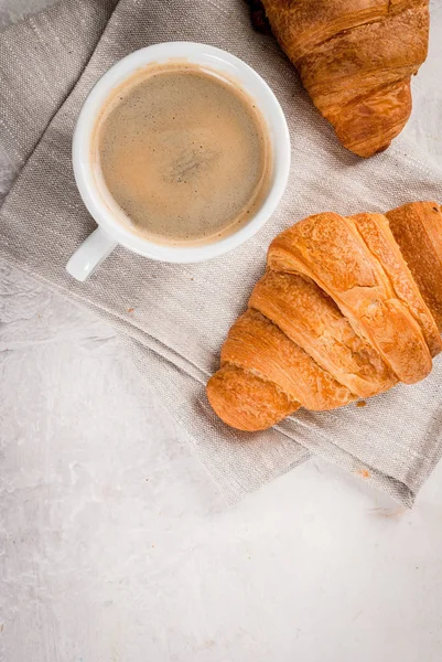 Croissants com uma xícara de café — Fotografia de Stock