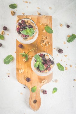 Granola ve berry ile sağlıklı kahvaltı