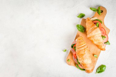 Kruvasan jambon, peynir, taze domates ve fesleğen ile