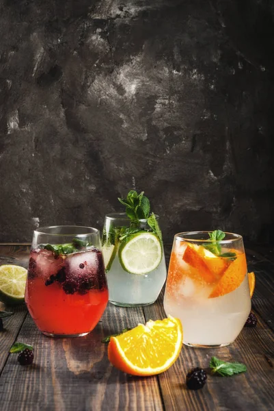 Urval av tre sorters gin tonic — Stockfoto