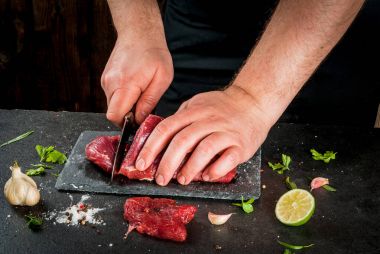 Adam pişirme biftek et