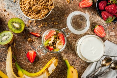 Granola ve meyve ile yoğurt 