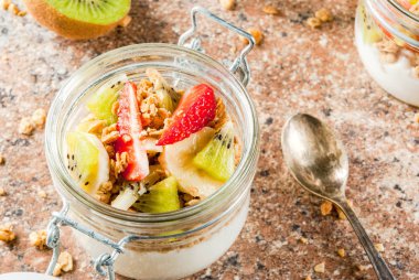 Granola ve meyve ile yoğurt 